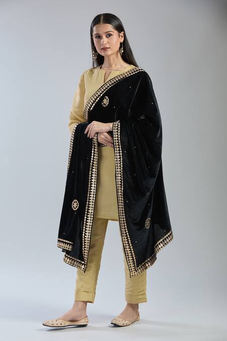 Naintara Bajaj_Black Velvet Beads, Stones Floral Embroidered Dupatta _at_Aza_Fashions