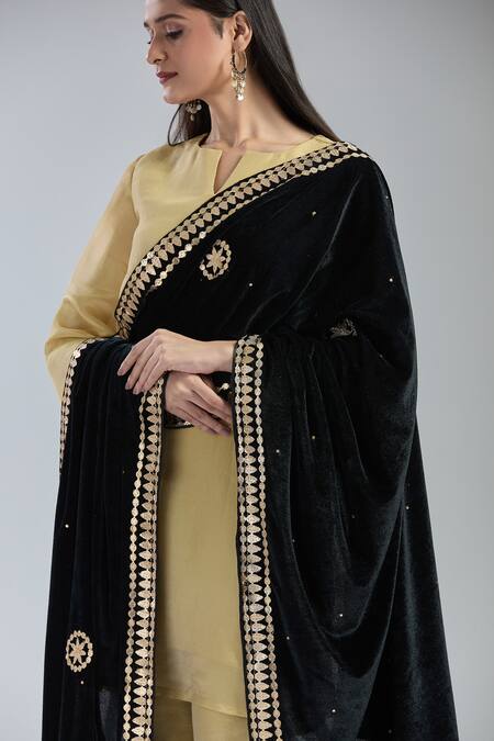 Buy_Naintara Bajaj_Black Velvet Beads, Stones Floral Embroidered Dupatta 