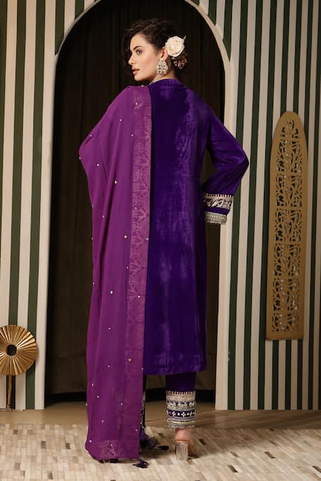 Soniya G Paisley Embroidered Kurta Set 