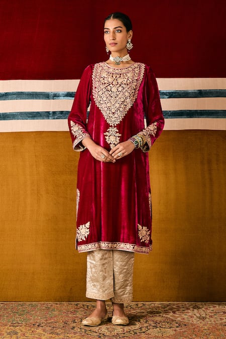 Sue Mue Magenta Silk, , Handloom Diamonds, Embroidery Kashmiri Kurta Set at Aza Fashions Sue Mue_Magenta Silk, , Handloom Diamonds, Embroidery Kashmiri Kurta Set _at_Aza_Fashions