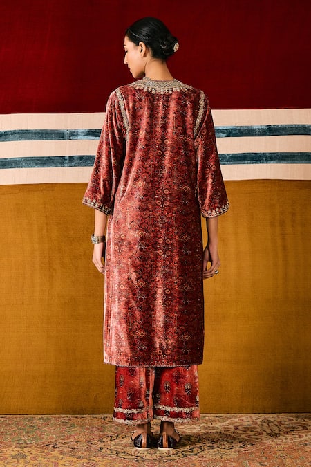 Shop Sue Mue Orange Silk, Velvet Diamonds, Embroidery, Beads V-neck Rusty Dori Kurta Set at Aza Fashions Shop_Sue Mue_Orange Silk, Velvet Diamonds, Embroidery, Beads V-neck Rusty Dori Kurta Set _at_Aza_Fashions