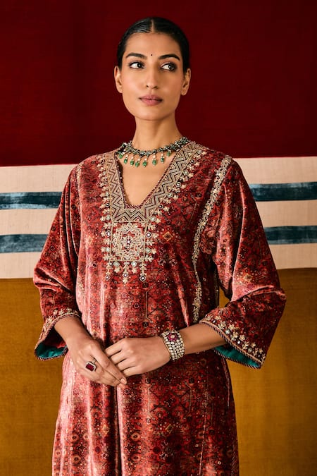 Sue Mue Orange Silk, Velvet Diamonds, Embroidery, Beads V-neck Rusty Dori Kurta Set Online at Aza Fashions Sue Mue_Orange Silk, Velvet Diamonds, Embroidery, Beads V-neck Rusty Dori Kurta Set _Online_at_Aza_Fashions