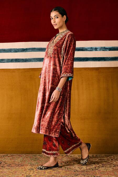 Buy Sue Mue Orange Silk, Velvet Diamonds, Embroidery, Beads V-neck Rusty Dori Kurta Set Buy_Sue Mue_Orange Silk, Velvet Diamonds, Embroidery, Beads V-neck Rusty Dori Kurta Set