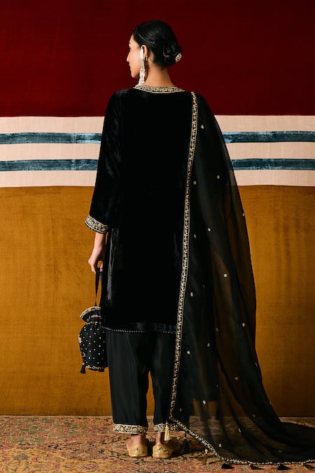 Shop Sue Mue Black , Organza Embroidery V-neck Floral Dabka Kurta Set at Aza Fashions Shop_Sue Mue_Black , Organza Embroidery V-neck Floral Dabka Kurta Set _at_Aza_Fashions