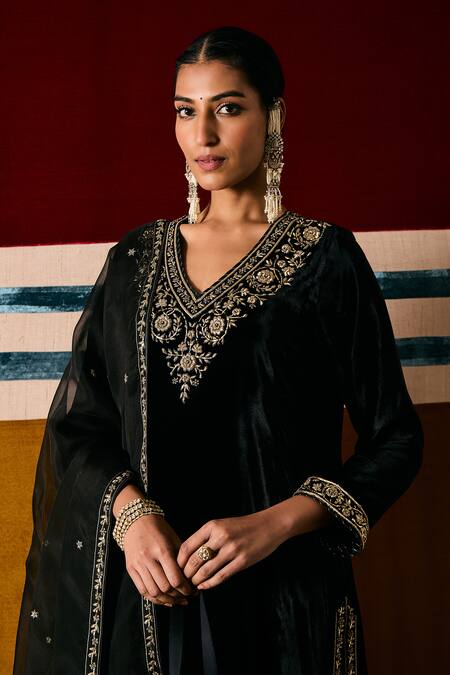Sue Mue Black , Organza Embroidery V-neck Floral Dabka Kurta Set Online at Aza Fashions Sue Mue_Black , Organza Embroidery V-neck Floral Dabka Kurta Set _Online_at_Aza_Fashions
