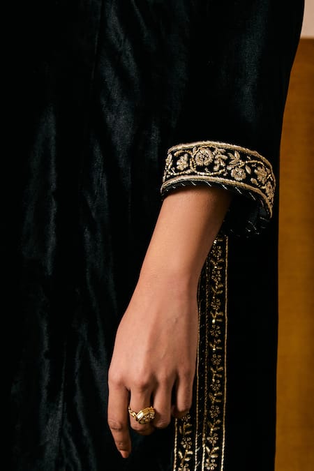 Buy Sue Mue Black , Organza Embroidery V-neck Floral Dabka Kurta Set Online at Aza Fashions Buy_Sue Mue_Black , Organza Embroidery V-neck Floral Dabka Kurta Set _Online_at_Aza_Fashions