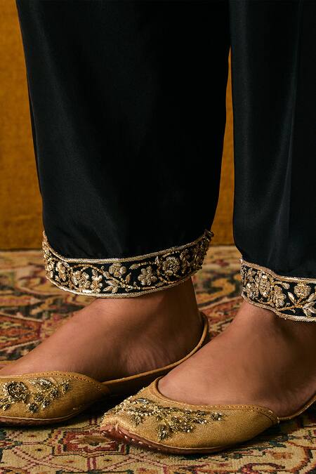 Shop Sue Mue Black , Organza Embroidery V-neck Floral Dabka Kurta Set Online at Aza Fashions Shop_Sue Mue_Black , Organza Embroidery V-neck Floral Dabka Kurta Set _Online_at_Aza_Fashions