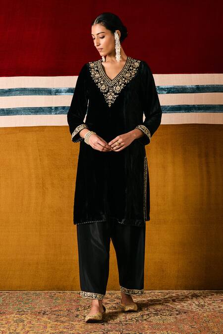 Sue Mue Black , Organza Embroidery V-neck Floral Dabka Kurta Set at Aza Fashions Sue Mue_Black , Organza Embroidery V-neck Floral Dabka Kurta Set _at_Aza_Fashions