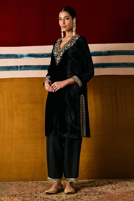 Buy Sue Mue Black , Organza Embroidery V-neck Floral Dabka Kurta Set Buy_Sue Mue_Black , Organza Embroidery V-neck Floral Dabka Kurta Set