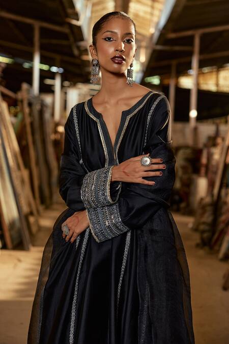 Buy_Karishma Khanduja Bareilly_Black Chanderi Sequins, Beads, Embroidery Split V-neck Placement Anarkali Set _Online_at_Aza_Fashions