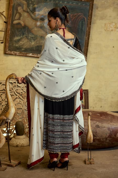 Karishma Khanduja Bareilly Geometric Embroidered Black Kurta Set 