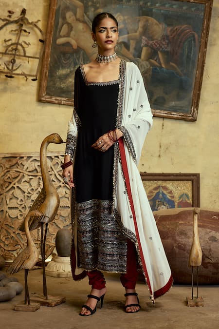 Buy_Karishma Khanduja Bareilly_Black Georgette, Silk Cut Work, Zari, Embroidery Square Geometric Kurta Set _Online_at_Aza_Fashions