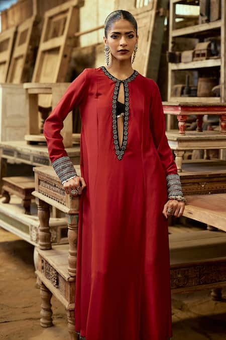 Buy_Karishma Khanduja Bareilly_Maroon Silk Beads, Embroidery Round Neck Floral Kurta Set 