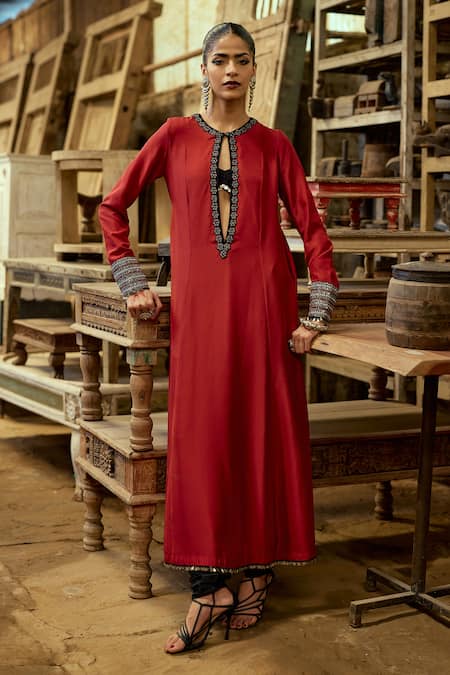 Shop_Karishma Khanduja Bareilly_Maroon Silk Beads, Embroidery Round Neck Floral Kurta Set 