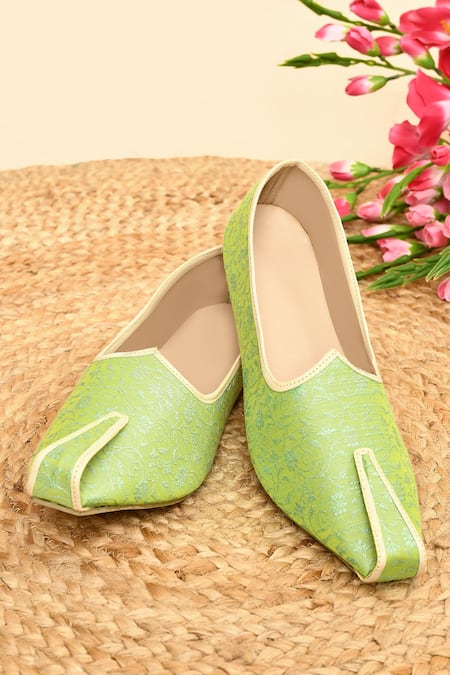 Aryavir Malhotra Floral Self-Design Juttis 