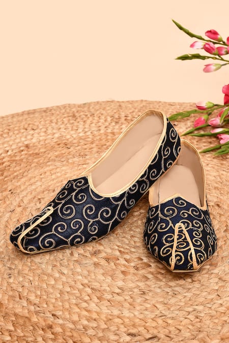 Aryavir Malhotra Swirl Embroidered Juttis 