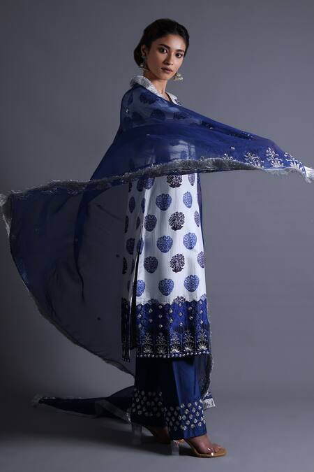 Thetaa_White Viscose, Silk Organza Embroidery Split V-neck Floral Butti Print Kurta Set _at_Aza_Fashions