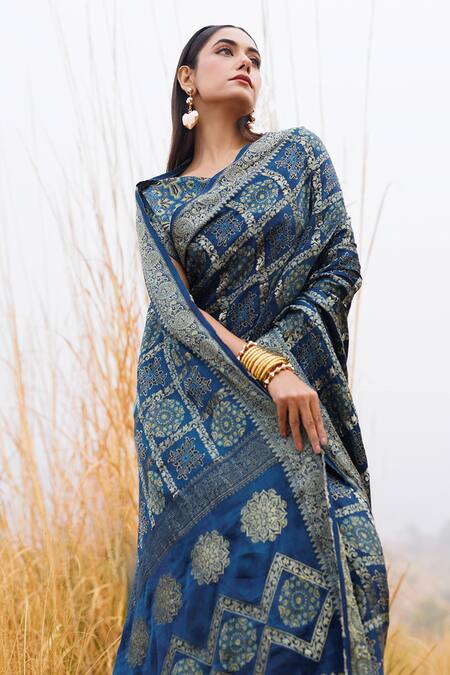 Geroo Jaipur Blue Silk Embroidery Round Neck Bandhani Saree With Blouse Piece at Aza Fashions Geroo Jaipur_Blue Silk Embroidery Round Neck Bandhani Saree With Blouse Piece _at_Aza_Fashions