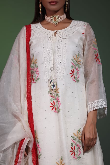 Shop_Shweta Dabas_White Crepe, Silk Organza Mirrors, Lace Phool And Mukaish Embroidered Kurta Set _Online_at_Aza_Fashions