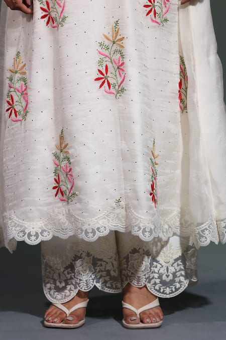 Shweta Dabas_White Crepe, Silk Organza Mirrors, Lace Phool And Mukaish Embroidered Kurta Set _at_Aza_Fashions