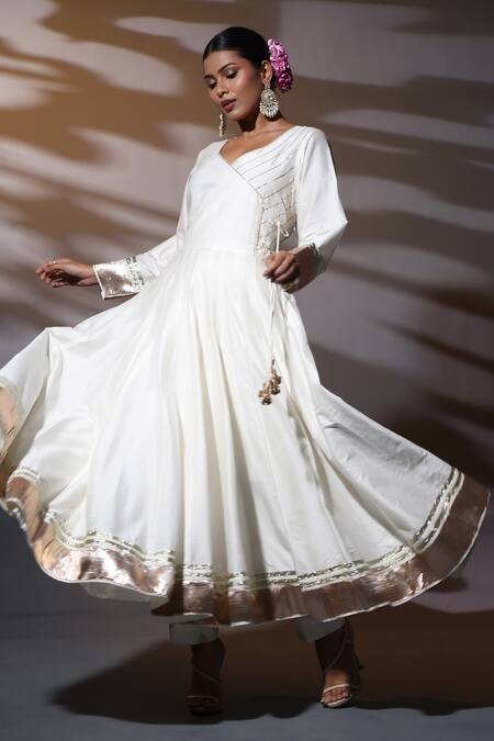 Shweta Dabas_Ivory Organza, Cotton Gota Patti, Lace V-neck Embellished Anarkali Set _Online_at_Aza_Fashions