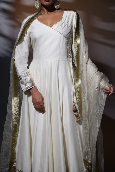 Buy_Shweta Dabas_Ivory Organza, Cotton Gota Patti, Lace V-neck Embellished Anarkali Set _Online_at_Aza_Fashions