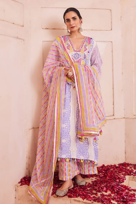 Maayera Jaipur_White Organza, Mirrors, Sequins, Zari V-neck Floral Print Kurta Set _Online_at_Aza_Fashions