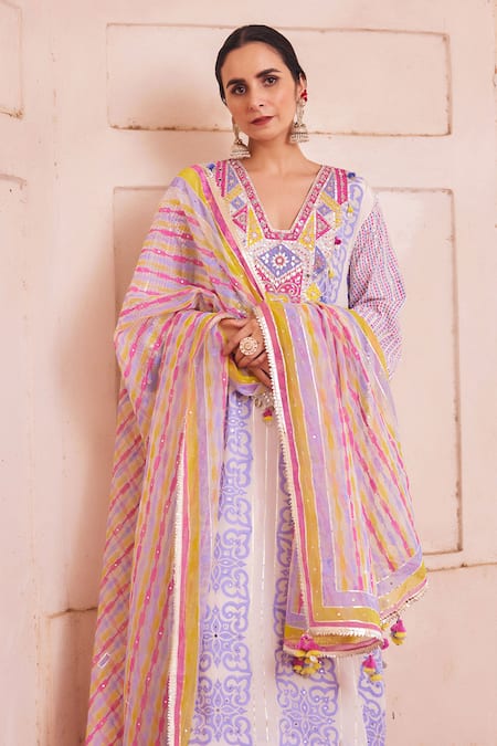 Buy_Maayera Jaipur_White Organza, Mirrors, Sequins, Zari V-neck Floral Print Kurta Set _Online_at_Aza_Fashions