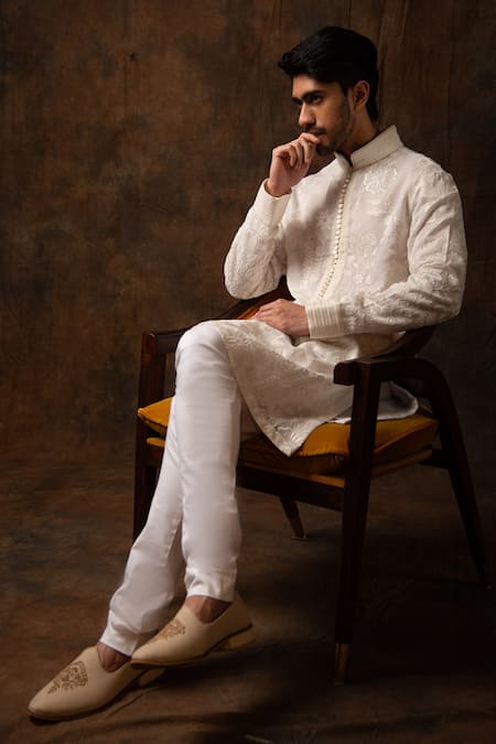 Shop Char Chaand White Silk Embroidery Floral Chikankari Kurta Shop_Char Chaand_White Silk Embroidery Floral Chikankari Kurta