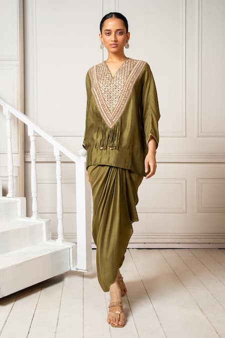 Oshi By Shikha Green Silk Gota Patti, Sequins V-neck Embroidered Pheran Tunic And Dhoti at Aza Fashions Oshi By Shikha_Green Silk Gota Patti, Sequins V-neck Embroidered Pheran Tunic And Dhoti _at_Aza_Fashions