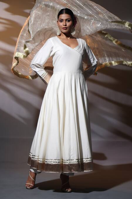 Shop_Shweta Dabas_Ivory Organza, Cotton Gota Patti, Lace V-neck Embellished Anarkali Set _Online_at_Aza_Fashions