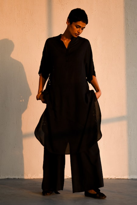 Ituvana Black Cotton Cut Work Collared Embroidered Kurta And Pant Set 