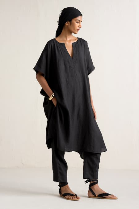 Shop Ituvana Black Linen Split V-neck Kaftan And Pant Set at Aza Fashions Shop_Ituvana_Black Linen Split V-neck Kaftan And Pant Set _at_Aza_Fashions