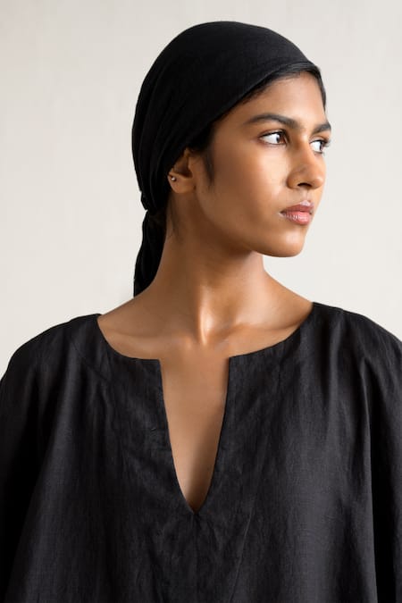 Buy Ituvana Black Linen Split V-neck Kaftan And Pant Set Online at Aza Fashions Buy_Ituvana_Black Linen Split V-neck Kaftan And Pant Set _Online_at_Aza_Fashions