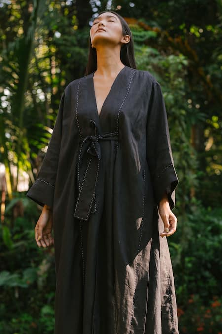 Buy Ituvana Black Linen, Cotton Plunge Neck Unisex Long Jacket Online at Aza Fashions Buy_Ituvana_Black Linen, Cotton Plunge Neck Unisex Long Jacket _Online_at_Aza_Fashions