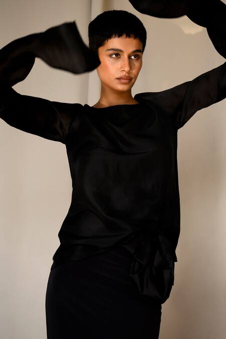 Ituvana Black Silk Scoop Neck Trail Skirt Set Online at Aza Fashions Ituvana_Black Silk Scoop Neck Trail Skirt Set _Online_at_Aza_Fashions