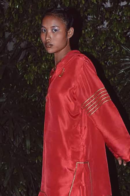 Buy Ituvana Red Silk Gota Patti Halter Neck Embellished Hooded Kurta Set Online at Aza Fashions Buy_Ituvana_Red Silk Gota Patti Halter Neck Embellished Hooded Kurta Set _Online_at_Aza_Fashions