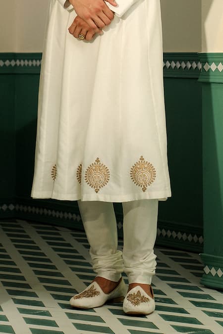 Sulakshna Jasra_Off White Satin Mirrors Dori Border Embroidered Sherwani Set _Online_at_Aza_Fashions