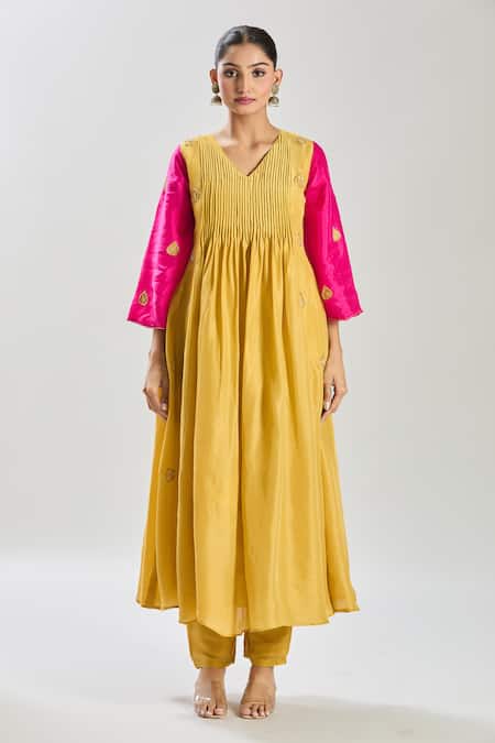 Buy_Naintara Bajaj_Yellow Silk, Organza Cut Work, Embroidery V-neck Heart Mustard Kurta Set 