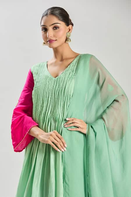 Naintara Bajaj_Green Silk, Organza Cut Work, Pearls V-neck Heart Embroidered Kurta Set _Online_at_Aza_Fashions