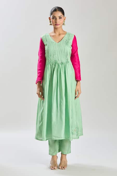 Naintara Bajaj_Green Silk, Organza Cut Work, Pearls V-neck Heart Embroidered Kurta Set _at_Aza_Fashions