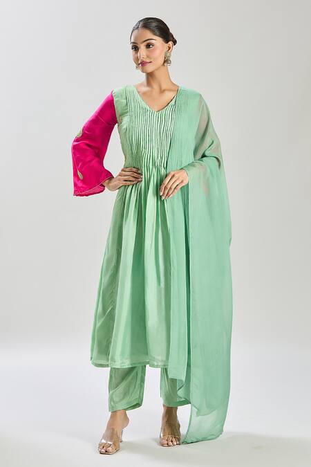 Buy_Naintara Bajaj_Green Silk, Organza Cut Work, Pearls V-neck Heart Embroidered Kurta Set 