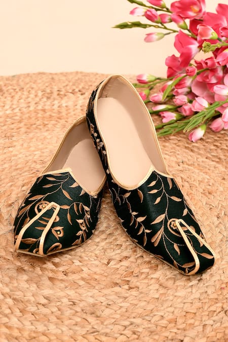 Aryavir Malhotra Floral Embroidered Juttis 