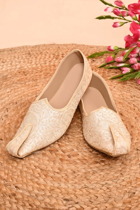 Aryavir Malhotra Floral Vine Embroidered Juttis 