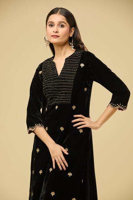 Pouli Pret Black Velvet, Linen Mirrors, Zari, Sequins, Floral Butti Embroidered Kurta Set Online at Aza Fashions Pouli Pret_Black Velvet, Linen Mirrors, Zari, Sequins, Floral Butti Embroidered Kurta Set _Online_at_Aza_Fashions