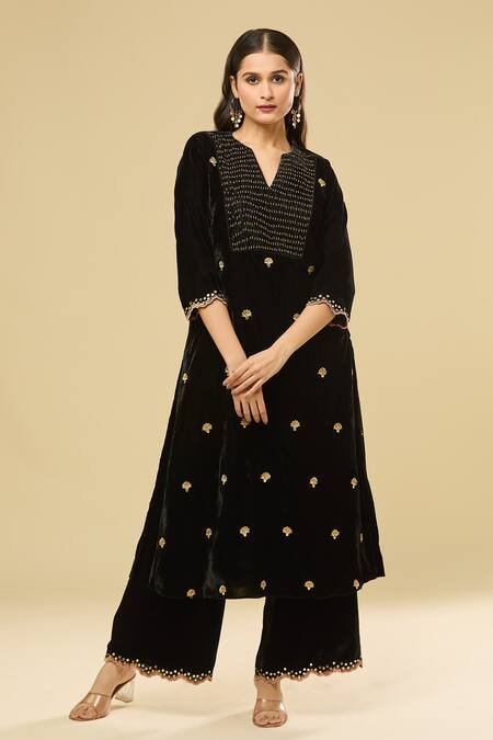 Pouli Pret Black Velvet, Linen Mirrors, Zari, Sequins, Floral Butti Embroidered Kurta Set at Aza Fashions Pouli Pret_Black Velvet, Linen Mirrors, Zari, Sequins, Floral Butti Embroidered Kurta Set _at_Aza_Fashions