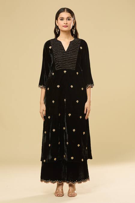 Buy Pouli Pret Black Velvet, Linen Mirrors, Zari, Sequins, Floral Butti Embroidered Kurta Set Buy_Pouli Pret_Black Velvet, Linen Mirrors, Zari, Sequins, Floral Butti Embroidered Kurta Set