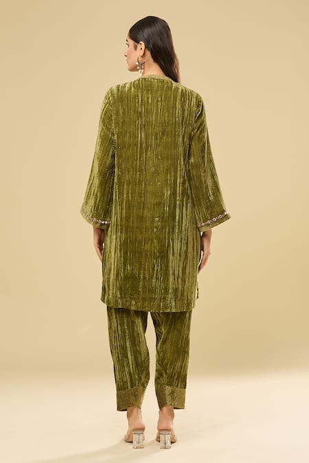 Shop Pouli Pret Green Velvet, Cotton Mirrors, Zari Bandeau Neck Embroidered Kurta Set at Aza Fashions Shop_Pouli Pret_Green Velvet, Cotton Mirrors, Zari Bandeau Neck Embroidered Kurta Set _at_Aza_Fashions