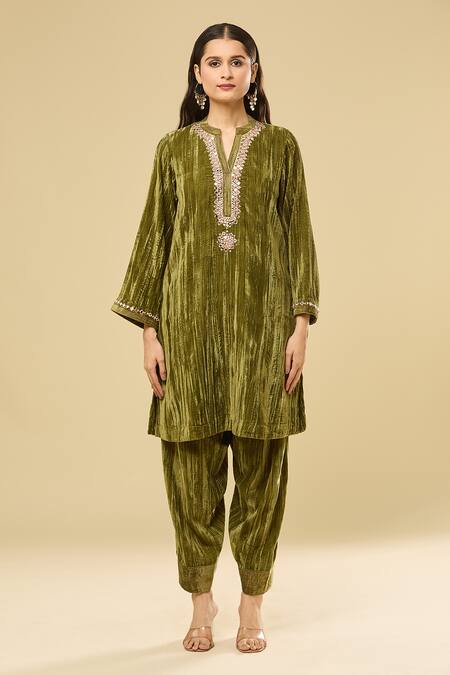 Pouli Pret Green Velvet, Cotton Mirrors, Zari Bandeau Neck Embroidered Kurta Set at Aza Fashions Pouli Pret_Green Velvet, Cotton Mirrors, Zari Bandeau Neck Embroidered Kurta Set _at_Aza_Fashions