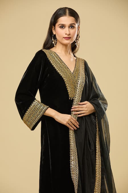 Pouli Pret Black Velvet, Organza Mirrors, Sequins, Zari V-neck Embroidered Kurta Set Online at Aza Fashions Pouli Pret_Black Velvet, Organza Mirrors, Sequins, Zari V-neck Embroidered Kurta Set _Online_at_Aza_Fashions